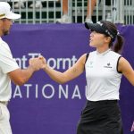 Jason Day (izquierda) saluda a su compañera Lydia Ko en el primer tee durante la segunda ronda del Grant Thornton Invitational en Tiburon Golf Club. Crédito obligatorio: Reinhold Matay-Imagn Images