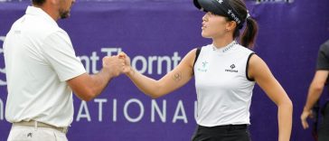 Jason Day (izquierda) saluda a su compañera Lydia Ko en el primer tee durante la segunda ronda del Grant Thornton Invitational en Tiburon Golf Club. Crédito obligatorio: Reinhold Matay-Imagn Images