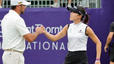 Jason Day (izquierda) saluda a su compañera Lydia Ko en el primer tee durante la segunda ronda del Grant Thornton Invitational en Tiburon Golf Club. Crédito obligatorio: Reinhold Matay-Imagn Images