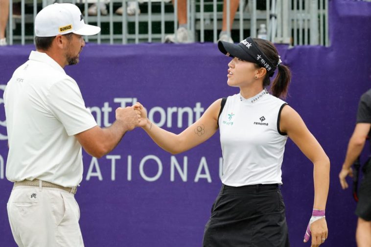 Jason Day (izquierda) saluda a su compañera Lydia Ko en el primer tee durante la segunda ronda del Grant Thornton Invitational en Tiburon Golf Club. Crédito obligatorio: Reinhold Matay-Imagn Images