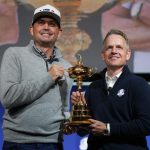 El capitán del equipo estadounidense, Keegan Bradley, izquierda, y el capitán del equipo europeo, Luke Donald, se toman una fotografía con la Ryder Cup después de una conferencia de prensa en el Times Center. Crédito obligatorio: Lucas Boland-Imagn Images