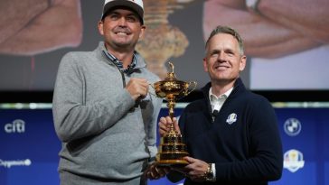 El capitán del equipo estadounidense, Keegan Bradley, izquierda, y el capitán del equipo europeo, Luke Donald, se toman una fotografía con la Ryder Cup después de una conferencia de prensa en el Times Center. Crédito obligatorio: Lucas Boland-Imagn Images