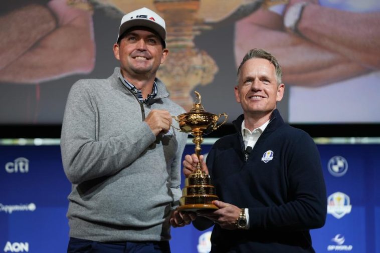 El capitán del equipo estadounidense, Keegan Bradley, izquierda, y el capitán del equipo europeo, Luke Donald, se toman una fotografía con la Ryder Cup después de una conferencia de prensa en el Times Center. Crédito obligatorio: Lucas Boland-Imagn Images