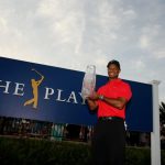 Tiger Woods sostiene el trofeo de cristal después de ganar el Players Championship 2013 en TPC Sawgrass.