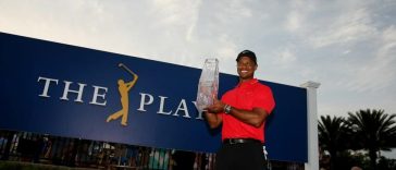 Tiger Woods sostiene el trofeo de cristal después de ganar el Players Championship 2013 en TPC Sawgrass.