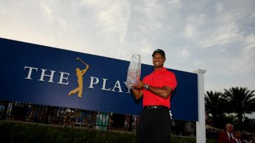 Tiger Woods sostiene el trofeo de cristal después de ganar el Players Championship 2013 en TPC Sawgrass.