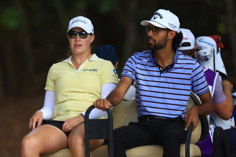 Jennifer Kupcho de Estados Unidos y Ashleigh Buhai de Sudáfrica viajan en un carrito hasta el cuarto tee durante la primera ronda del Grant Thornton Invitational 2024 en Tiburon Golf Club el 13 de diciembre de 2024 en Naples, Florida. (Foto de Carmen Mandato/Getty Images)