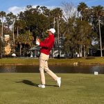 El ex golfista de la Universidad del Norte de Florida, Nick Gabrelcik, realiza su golpe de salida en el noveno hoyo par 4 del campo TPC Sawgrass Dye's Valley el 13 de diciembre en la segunda ronda del PGA Tour Q-School, presentado por Korn Ferry.