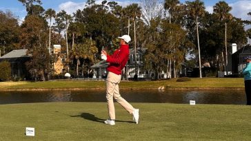 El ex golfista de la Universidad del Norte de Florida, Nick Gabrelcik, realiza su golpe de salida en el noveno hoyo par 4 del campo TPC Sawgrass Dye's Valley el 13 de diciembre en la segunda ronda del PGA Tour Q-School, presentado por Korn Ferry.