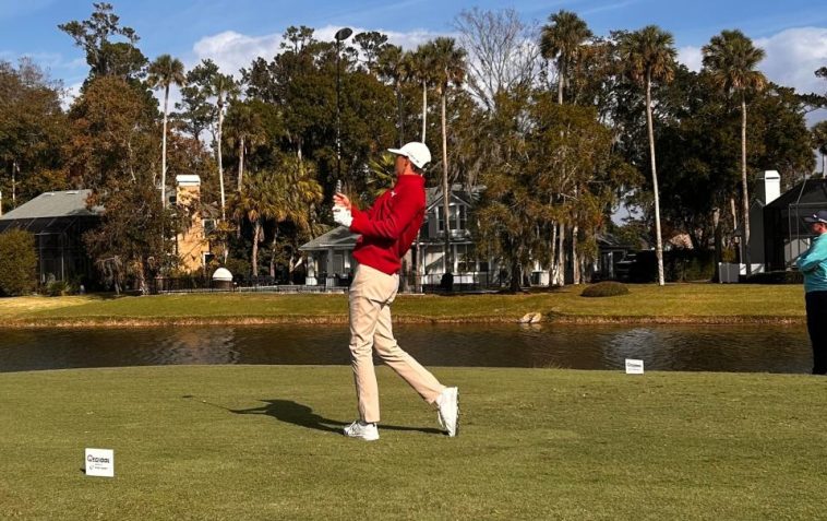 El ex golfista de la Universidad del Norte de Florida, Nick Gabrelcik, realiza su golpe de salida en el noveno hoyo par 4 del campo TPC Sawgrass Dye's Valley el 13 de diciembre en la segunda ronda del PGA Tour Q-School, presentado por Korn Ferry.