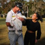 Lanto Griffin de Jacksonville Beach celebra su victoria en el PGA Tour Q-School presentado por Korn Ferry el 15 de diciembre con su esposa Maya y su hija Navy.