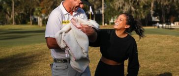 Lanto Griffin de Jacksonville Beach celebra su victoria en el PGA Tour Q-School presentado por Korn Ferry el 15 de diciembre con su esposa Maya y su hija Navy.