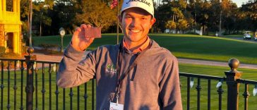 Raúl Pereda muestra su tarjeta del PGA Tour para la temporada 2024 después de empatar en el cuarto lugar en el PGA Tour Q-School en el TPC Sawgrass Dye's Valley.