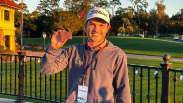 Raúl Pereda muestra su tarjeta del PGA Tour para la temporada 2024 después de empatar en el cuarto lugar en el PGA Tour Q-School en el TPC Sawgrass Dye's Valley.