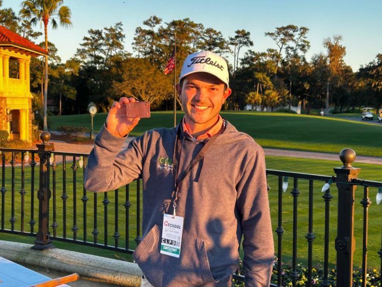 Raúl Pereda muestra su tarjeta del PGA Tour para la temporada 2024 después de empatar en el cuarto lugar en el PGA Tour Q-School en el TPC Sawgrass Dye's Valley.