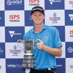 Ryggs Johnston sostiene el trofeo después de ganar el Abierto de Australia ISPS Handa 2024 en el Kingston Heath Golf Club en Melbourne. (Williams West/AFP vía Getty Images)