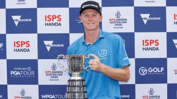 Ryggs Johnston sostiene el trofeo después de ganar el Abierto de Australia ISPS Handa 2024 en el Kingston Heath Golf Club en Melbourne. (Williams West/AFP vía Getty Images)