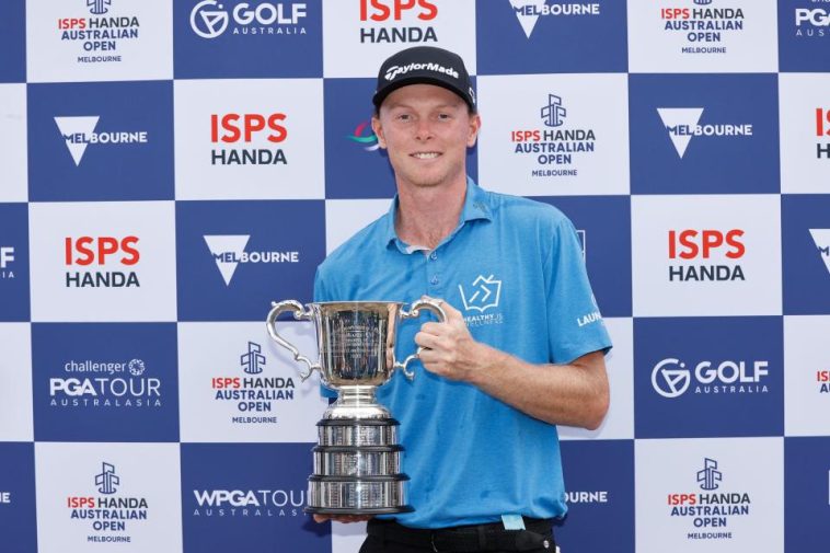 Ryggs Johnston sostiene el trofeo después de ganar el Abierto de Australia ISPS Handa 2024 en el Kingston Heath Golf Club en Melbourne. (Williams West/AFP vía Getty Images)