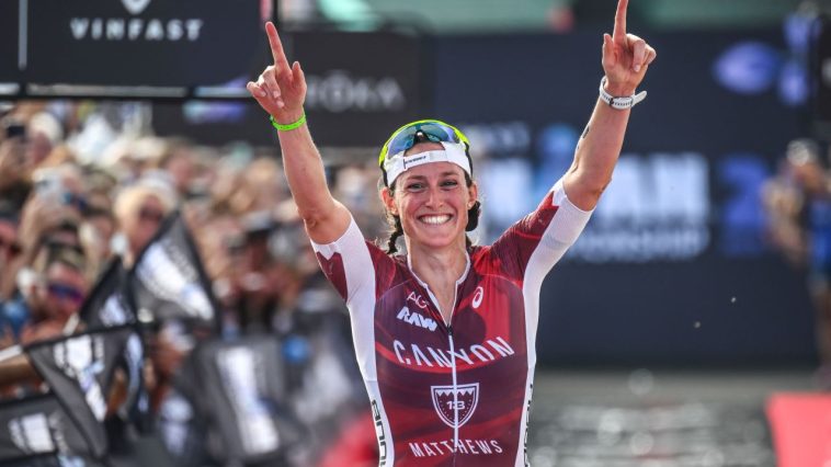 Kat Matthews celebra el segundo puesto en el Campeonato del Mundo IRONMAN 2024