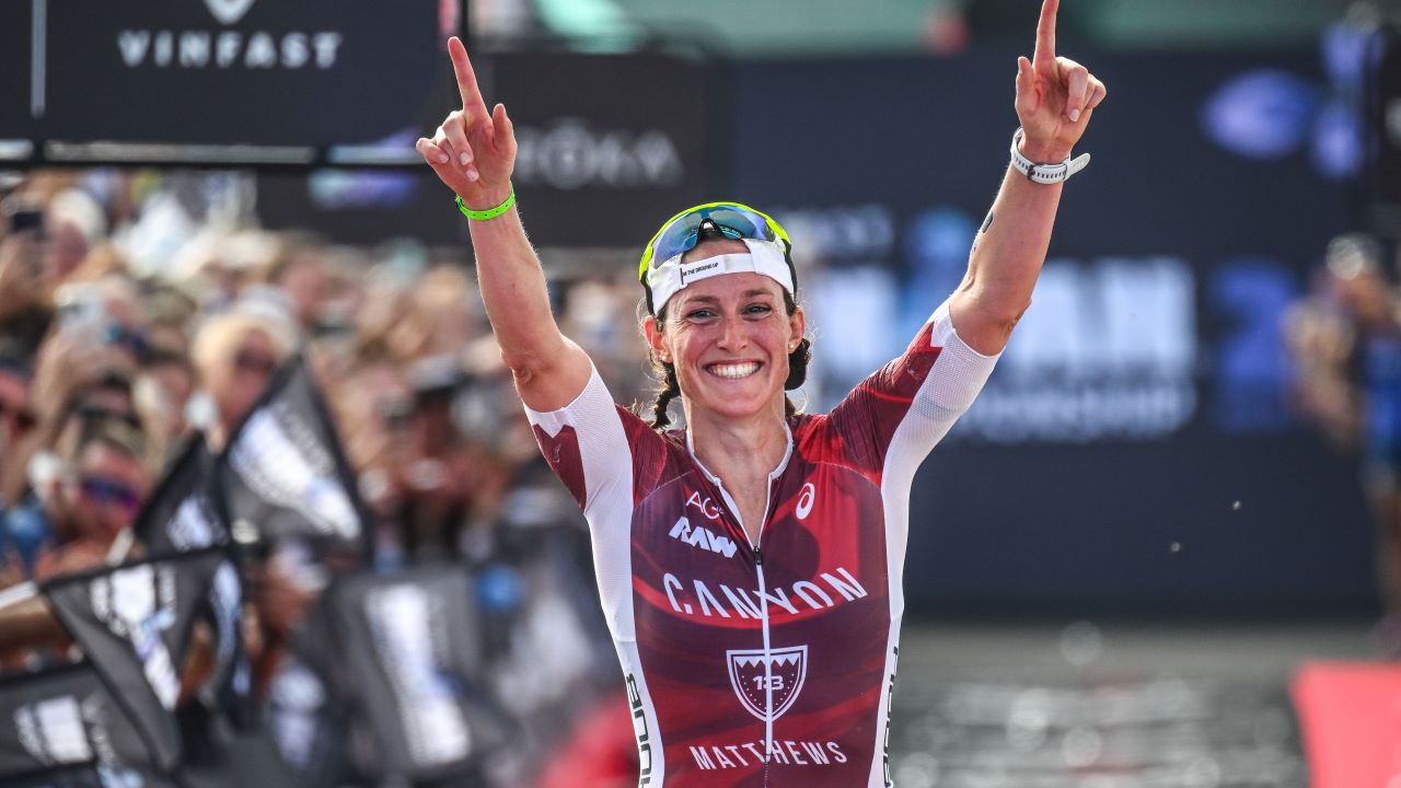 Kat Matthews celebra el segundo puesto en el Campeonato del Mundo IRONMAN 2024