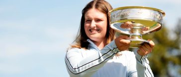 Lottie Woad tiene el trofeo del ganador después de ganar el torneo de golf amateur femenino de Augusta National en el Augusta National Golf Club. Crédito obligatorio: Rob Schumacher-USA TODAY Deportes