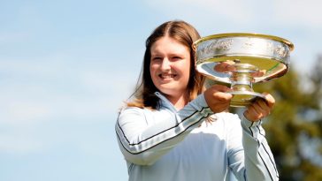 Lottie Woad tiene el trofeo del ganador después de ganar el torneo de golf amateur femenino de Augusta National en el Augusta National Golf Club. Crédito obligatorio: Rob Schumacher-USA TODAY Deportes