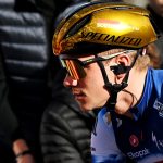 Remco Evenepoel colabora con Correos belgas para lanzar la iniciativa de seguridad 'Remco Reflex' después de ser interceptado por un vehículo de correos