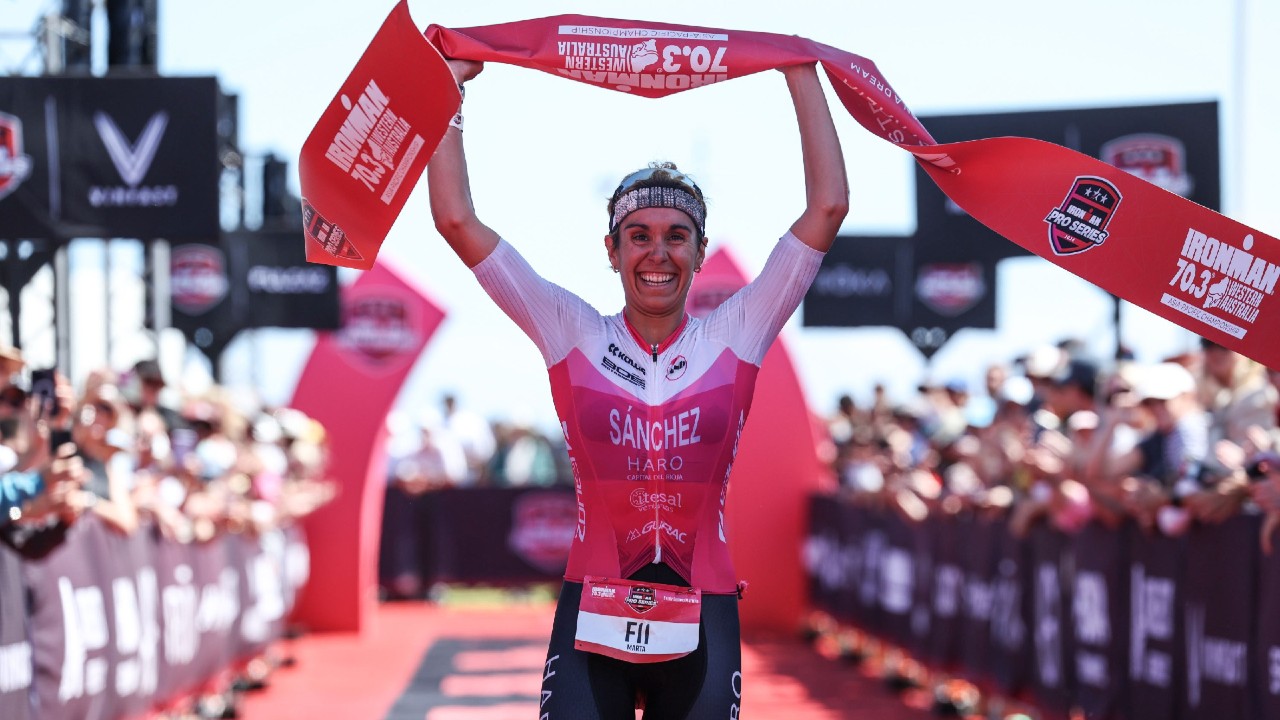 Marta Sanchez Triatlón IRONMAN 70.3 Australia Occidental Línea de Meta