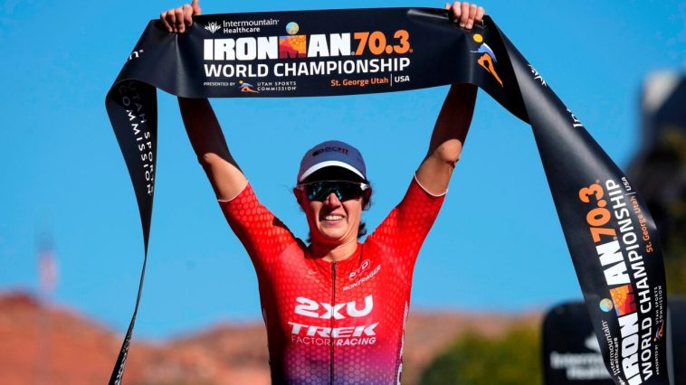 ST GEORGE, UTAH - 28 DE OCTUBRE: Taylor Knibb de Estados Unidos celebra después de terminar en primer lugar durante el Campeonato Mundial IRONMAN 70.3 el 28 de octubre de 2022 en St George, Utah. (Foto de Patrick McDermott/Getty Images para IRONMAN)