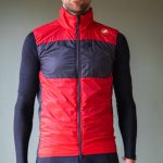 Un ciclista con un chaleco rojo Castelli Unlimited Puffy