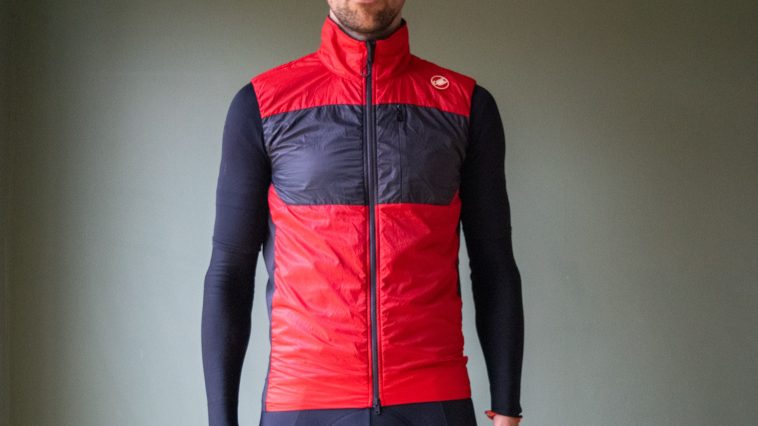 Un ciclista con un chaleco rojo Castelli Unlimited Puffy