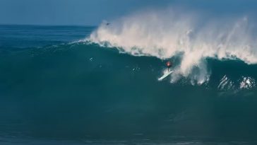 SURFEAR “THE EDDIE” CON SETS DE CIERRE DE 60FT EN WAIMEA BAY