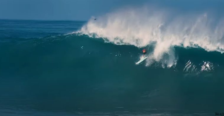 SURFEAR “THE EDDIE” CON SETS DE CIERRE DE 60FT EN WAIMEA BAY