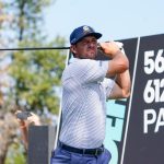 Bryson DeChambeau juega su tiro desde el tee 16 durante las semifinales del Campeonato del Equipo LIV Golf Dallas en Maridoe Golf Club.