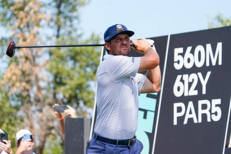 Bryson DeChambeau juega su tiro desde el tee 16 durante las semifinales del Campeonato del Equipo LIV Golf Dallas en Maridoe Golf Club.