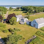 Mike Maher compró la granja de 34 acres frente al mar (encerrada en un círculo rojo) en Harpswell Neck Road en Maine por $ 1,5 millones en 2021