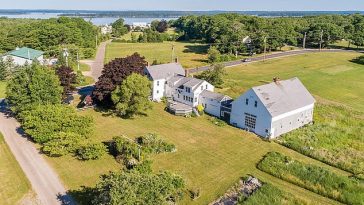 Mike Maher compró la granja de 34 acres frente al mar (encerrada en un círculo rojo) en Harpswell Neck Road en Maine por $ 1,5 millones en 2021