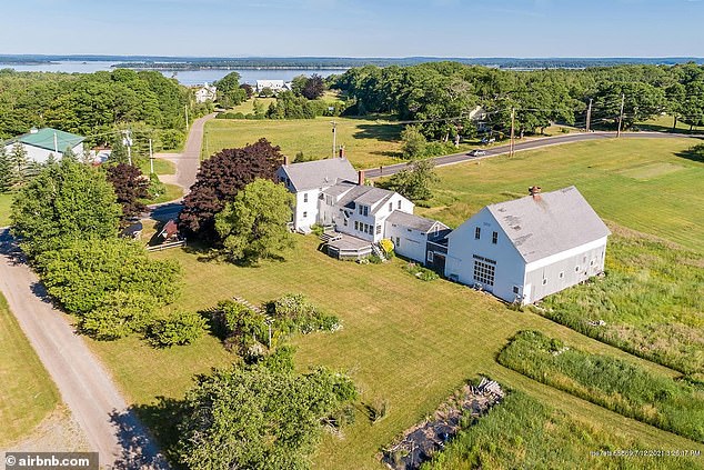 Mike Maher compró la granja de 34 acres frente al mar (encerrada en un círculo rojo) en Harpswell Neck Road en Maine por $ 1,5 millones en 2021