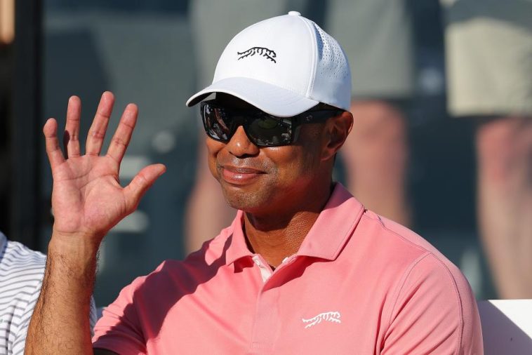 Tiger Woods de Estados Unidos reacciona durante el desafío Hero Shot previo al Hero World Challenge 2024 en el campo de golf Albany el 3 de diciembre de 2024 en Nassau, Bahamas. (Foto de Kevin C. Cox/Getty Images)