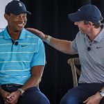 Tiger Woods y Rory McIlroy hablan con Erin Andrews durante un evento de prensa matutino antes de la ceremonia de inauguración en Palm Beach State College en Palm Beach Gardens, Florida, el 20 de febrero de 2023. Será el futuro sitio de TGL, una nueva liga de golf que se juega en un estadio y lanzado en asociación con la PGA.