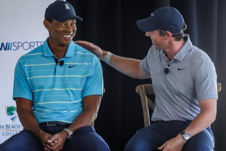 Tiger Woods y Rory McIlroy hablan con Erin Andrews durante un evento de prensa matutino antes de la ceremonia de inauguración en Palm Beach State College en Palm Beach Gardens, Florida, el 20 de febrero de 2023. Será el futuro sitio de TGL, una nueva liga de golf que se juega en un estadio y lanzado en asociación con la PGA.