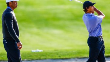 ORLANDO, FLORIDA - 20 DE DICIEMBRE: Tiger Woods de los Estados Unidos y su hijo Charlie Woods se calientan en el área de juego corto durante el Campeonato PNC en el Ritz-Carlton Golf Club el 20 de diciembre de 2024 en Orlando, Florida. (Foto de Douglas P. DeFelice/Getty Images)