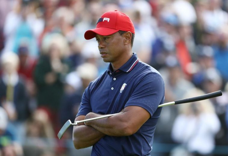 PARÍS, FRANCIA - 30 DE SEPTIEMBRE: Tiger Woods de Estados Unidos reacciona durante los partidos individuales de la Ryder Cup 2018 en Le Golf National el 30 de septiembre de 2018 en París, Francia. (Foto de Jamie Squire/Getty Images)