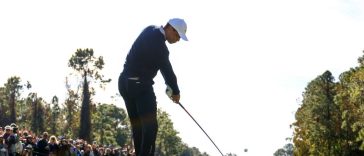 Tiger Woods realiza un golpe de salida en el primer hoyo durante la primera ronda del Campeonato PNC en el Ritz-Carlton Golf Club el 21 de diciembre de 2024 en Orlando, Florida.