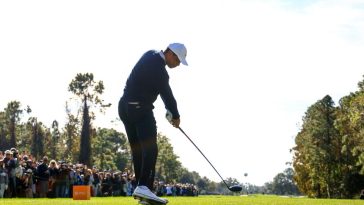 Tiger Woods realiza un golpe de salida en el primer hoyo durante la primera ronda del Campeonato PNC en el Ritz-Carlton Golf Club el 21 de diciembre de 2024 en Orlando, Florida.