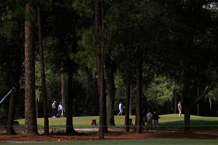 Ernie Els, izquierda, y Jason Bohn, derecha, juegan sus tiros en el hoyo 13 durante la segunda ronda del torneo de golf Constellation Furyk & Friends PGA Tour Champions el sábado 7 de octubre de 2023 en Timuquana Country Club en Jacksonville, Florida. [Corey Perrine/Florida Times-Union]