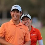 Tom Kim de Corea del Sur y Jeeno Thitikul de Tailandia reaparecen en el green 18 después de su ronda durante la segunda ronda del Grant Thornton Invitational 2024 en Tiburon Golf Club el 14 de diciembre de 2024 en Naples, Florida. (Foto de Sam Navarro/Getty Images)