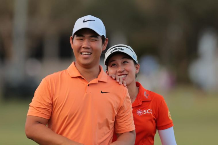 Tom Kim de Corea del Sur y Jeeno Thitikul de Tailandia reaparecen en el green 18 después de su ronda durante la segunda ronda del Grant Thornton Invitational 2024 en Tiburon Golf Club el 14 de diciembre de 2024 en Naples, Florida. (Foto de Sam Navarro/Getty Images)