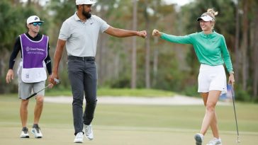 Tony Finau de los Estados Unidos y Nelly Korda de los Estados Unidos chocan el puño en el primer green durante la segunda ronda del Grant Thornton Invitational en Tiburon Golf Club el 9 de diciembre de 2023 en Naples, Florida. (Foto de Cliff Hawkins/Getty Images)