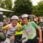 El campeón australiano de ruta y contrarreloj, Luke Plapp (Jayco-AlUla), con el campeón australiano de carreras en ruta U23, Fergus Browning (Trinity), disfrutando de la camaradería de la carrera en la contrarreloj de la etapa 2 del Tour de Bright 2024.